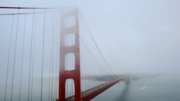 Golden Gate-bron täckt i dimma — Stockvideo