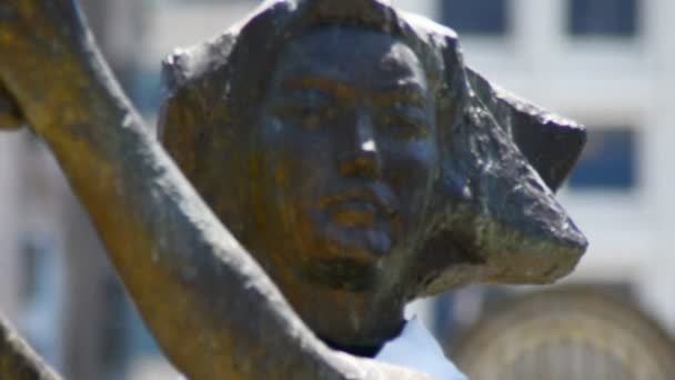 Estatua de bronce en el Parque Cultural Japonés — Vídeos de Stock