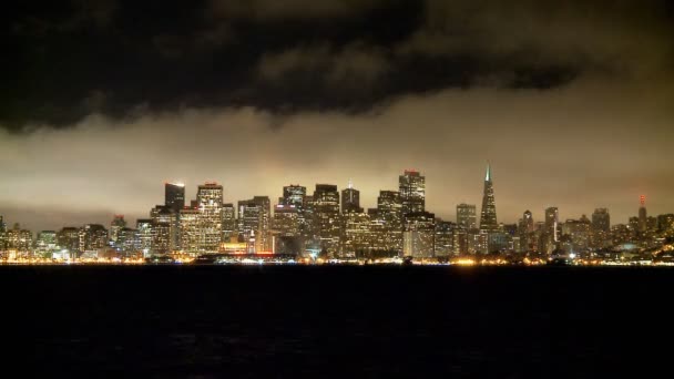 Foggy San Francisco Skyline en la noche — Vídeos de Stock