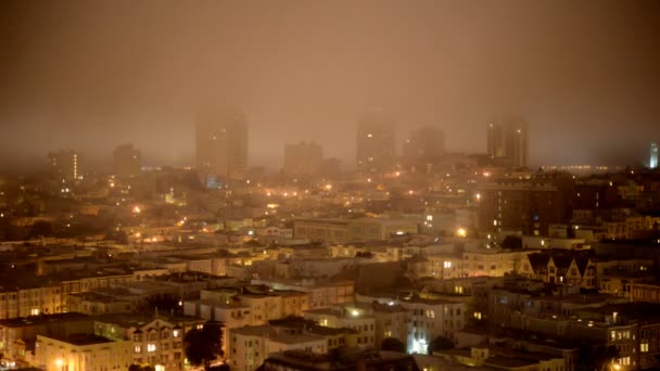 Mistige San Francisco Skyline in de nacht — Stockvideo