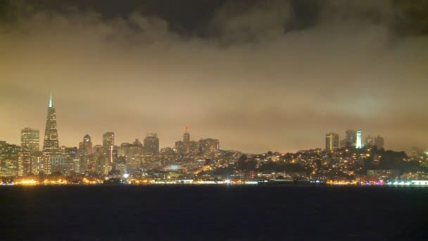 Foggy San Francisco Skyline en la noche — Vídeo de stock