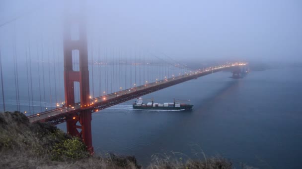 Golden Gate Bridge couvert de brouillard nocturne — Video