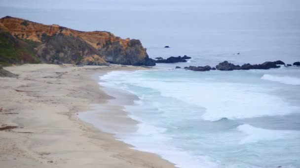 Wellen, die am felsigen Meeresufer laufen — Stockvideo