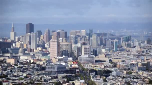 Wolken ziehen über San Francisco Skyline — Stockvideo