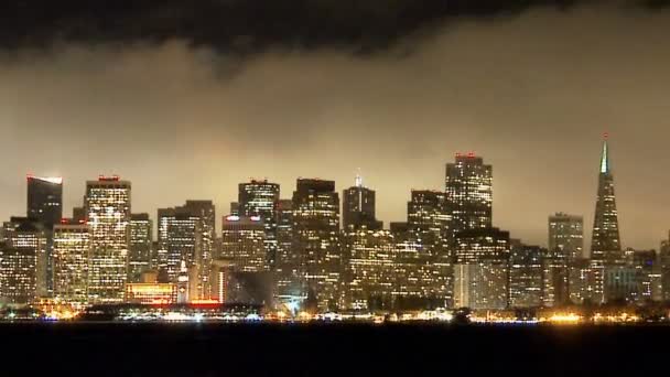 Foggy San Francisco Skyline en la noche — Vídeos de Stock