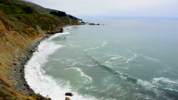 Waves running on rocky seashore — Stock Video