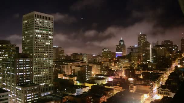 Foggy San Francisco Skyline en la noche — Vídeos de Stock