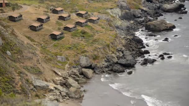 Vågor på steniga havsstrand — Stockvideo