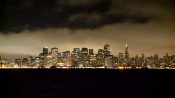 Foggy San Francisco Skyline en la noche — Vídeos de Stock