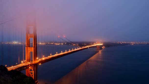 夜の霧に覆われているゴールデン ゲート ブリッジ — ストック動画