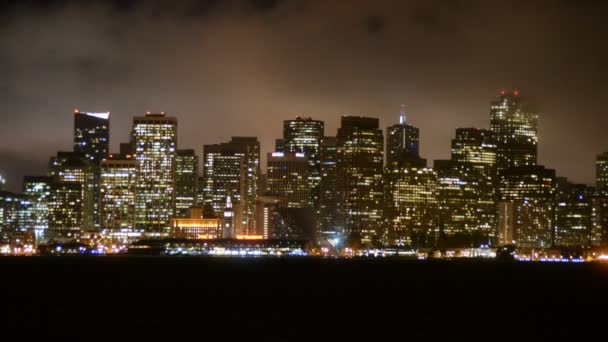 Mistige San Francisco Skyline in de nacht — Stockvideo