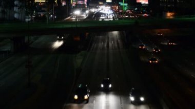 Gece şehir merkezinde trafik