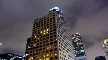 zaman atlamalı gece şehir merkezinde, binanın