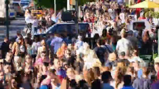 Busy Crowded Metropolitan Sidewalk — Stock Video