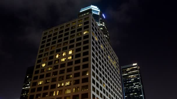 Tid förflutit av byggnaden på natten downtown — Stockvideo