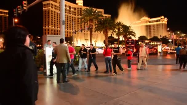 Striscia di Las Vegas occupato di notte — Video Stock