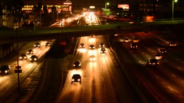 Tráfico en el centro por la noche — Vídeos de Stock