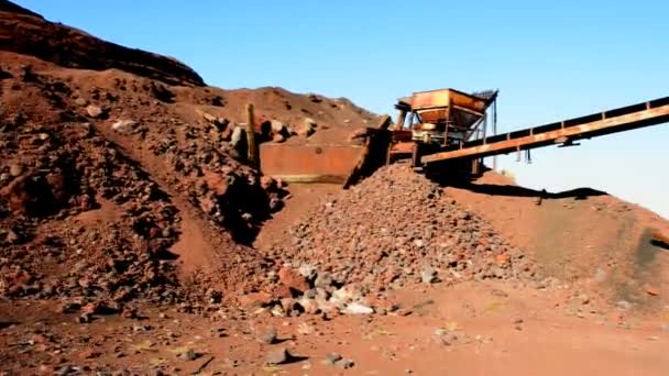 Pan van verlaten mijnen overdag — Stockvideo