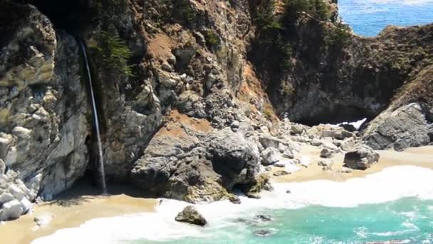 Tiempo de caducidad de McWay Falls Beach — Vídeo de stock