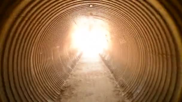 Tunnel wandeling door aan het witte licht — Stockvideo