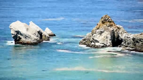 Stilla havet vågorna kraschar på stenar — Stockvideo