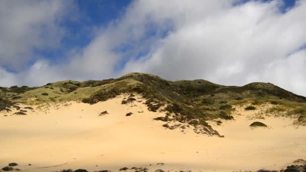 Nubes que pasan sobre la duna de arena — Vídeo de stock