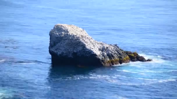 Ondas oceânicas batendo em rochas — Vídeo de Stock