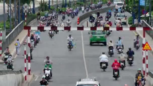 Tráfico en el distrito ocupado de HCMC — Vídeo de stock