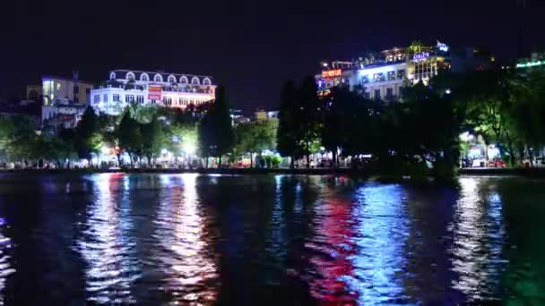 Hoan Kiem Lake y Skyline en la noche — Vídeos de Stock