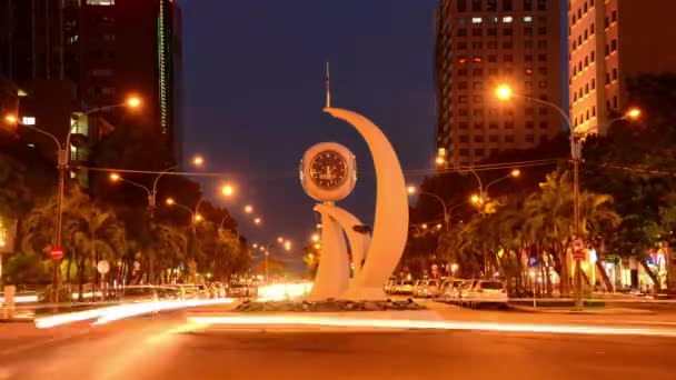 Drukke verkeer cirkel in Ho Chi Minh City — Stockvideo