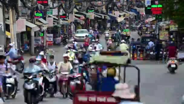 Trafik i livliga distriktet i Hcmc — Stockvideo