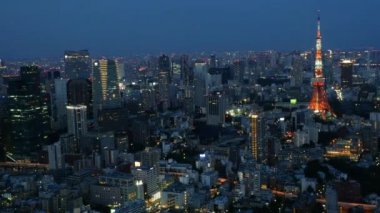 Tokyo Kulesi ile Tokyo silueti