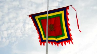 Tapınak rüzgarda bayrak