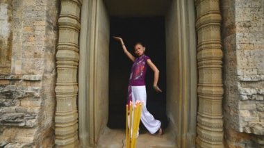 Angkor Wat Tapınağı'nda ibadet