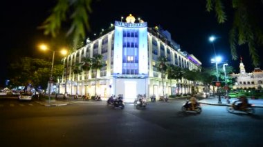 Gece şehir merkezinde trafik