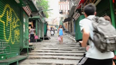 İnsanlar uzun merdivenden yürürken, insanlar