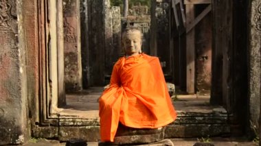 Giyinmiş tapınağında Buda heykeli