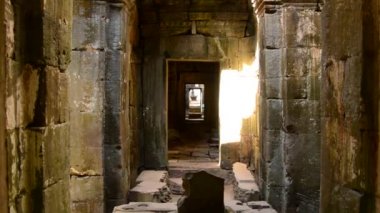 Tapınak, güneş ışığı parlayan ile koridor