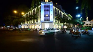 Gece şehir trafiği