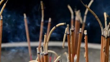 Dev tencereye yanan tütsü sopa