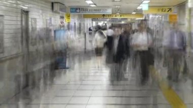 Yolcular metro Demiryolu istasyonu platformu