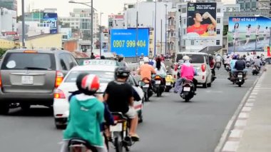 İşlek cadde üzerinde trafik