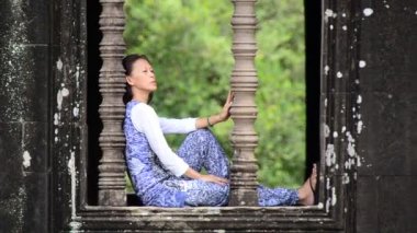 Kadın Budist penceresinde meditasyon