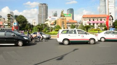 Şehir trafiğinde motosiklet