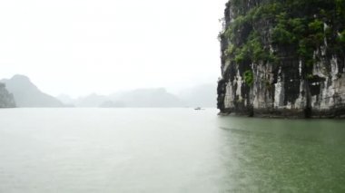 Yağmurlu bir sisli gün teknede