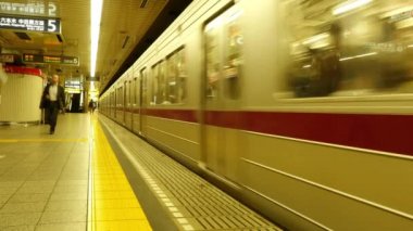 Metro tren istasyonu çıkar