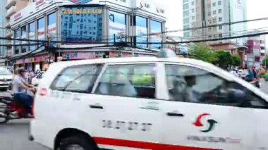 İşlek cadde üzerinde trafik