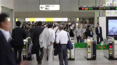 Metro raylı sistem kullanarak commuters