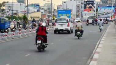 İşlek cadde üzerinde trafik