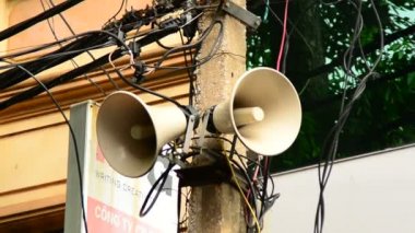 Bir telefon direğine propaganda hoparlörü